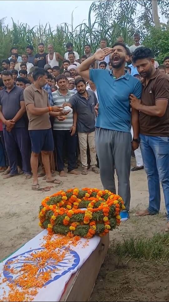 सरूरपुर। गांव बपारसी निवासी मृतक सेना का जवान जॉनी। परिजन सरूरपुर। गांव बपारसी निवासी मृतक सेना का जवान जॉनी। परिजन