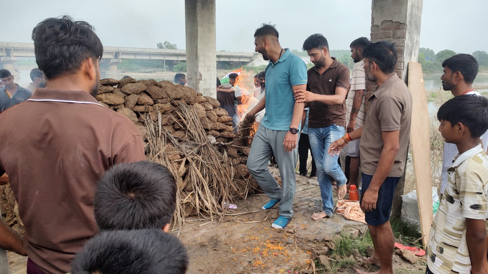 सरूरपुर। गांव बपारसी निवासी मृतक सेना का जवान जॉनी। परिजन सरूरपुर। गांव बपारसी निवासी मृतक सेना का जवान जॉनी। परिजन