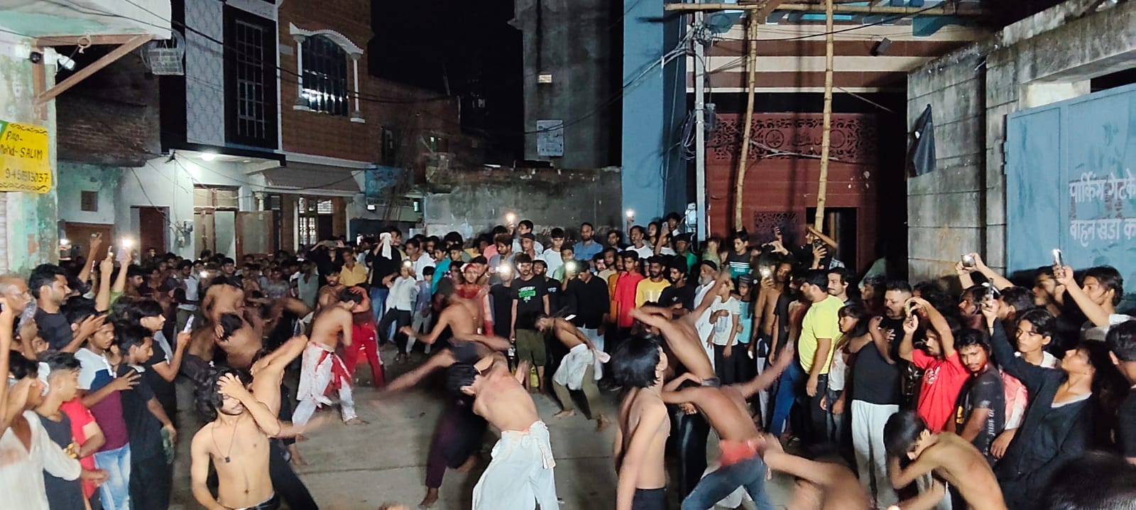 सरधना। नगर में चेहल्लुम के मौके पर निकाले गए मातमी जुलूस में शामिल सोगवार। संवाद