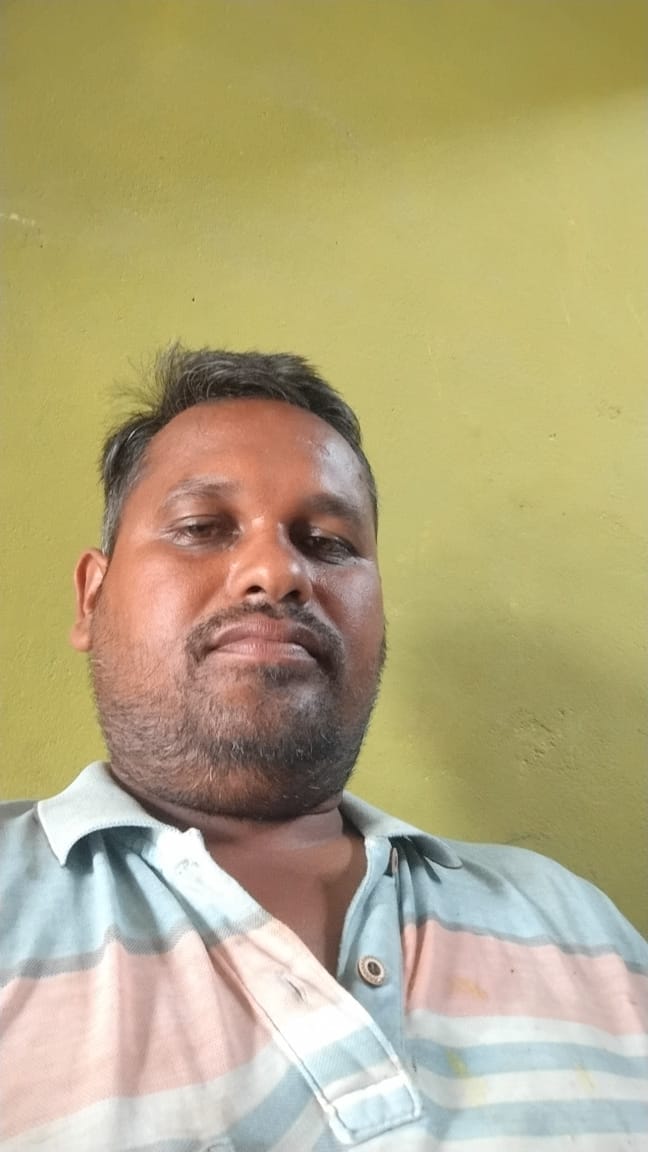 सदर ब्लाॅक के सामने पशु अस्पताल में बकरी का इलाज करता कर्मचारी। संवाद सदर ब्लाॅक के सामने पशु अस्पताल में बकरी का इलाज करता कर्मचारी। संवाद