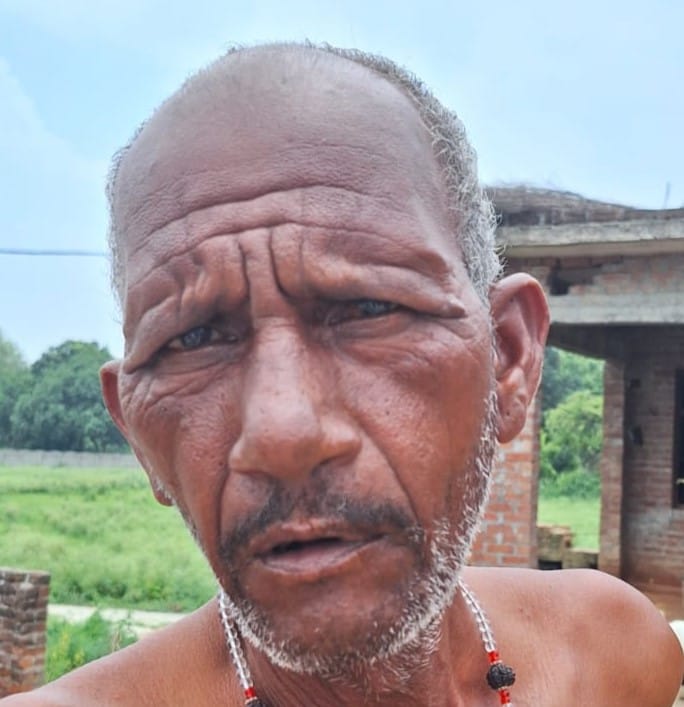 सदर ब्लाॅक के सामने पशु अस्पताल में बकरी का इलाज करता कर्मचारी। संवाद सदर ब्लाॅक के सामने पशु अस्पताल में बकरी का इलाज करता कर्मचारी। संवाद