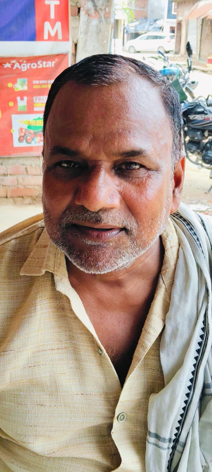 सदर ब्लाॅक के सामने पशु अस्पताल में बकरी का इलाज करता कर्मचारी। संवाद सदर ब्लाॅक के सामने पशु अस्पताल में बकरी का इलाज करता कर्मचारी। संवाद