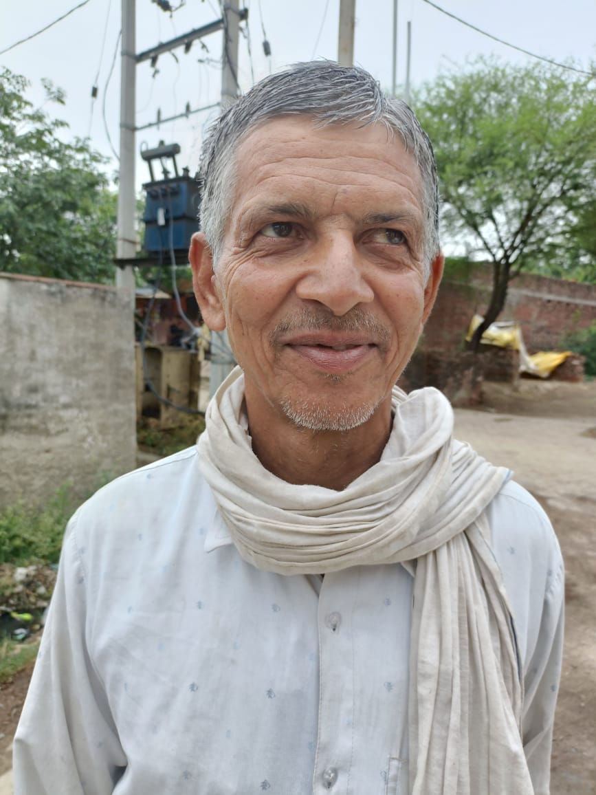 सदर ब्लाॅक के सामने पशु अस्पताल में बकरी का इलाज करता कर्मचारी। संवाद सदर ब्लाॅक के सामने पशु अस्पताल में बकरी का इलाज करता कर्मचारी। संवाद