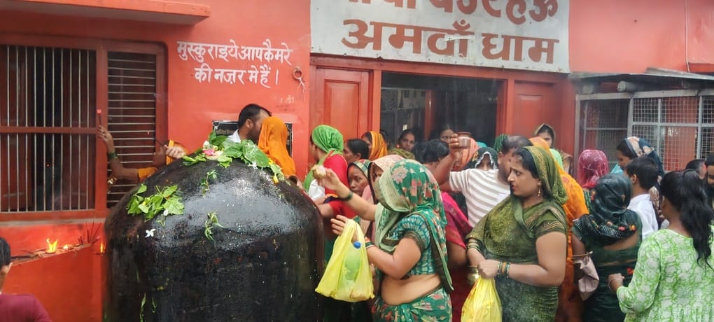सिंधुआ शिव मंदिर में जलाभिषेक करने के लिए कतार में खड़ेी महिलाएं।स्रोत-सोशल मीडिया सिंधुआ शिव मंदिर में जलाभिषेक करने के लिए कतार में खड़ेी महिलाएं।स्रोत-सोशल मीडिया