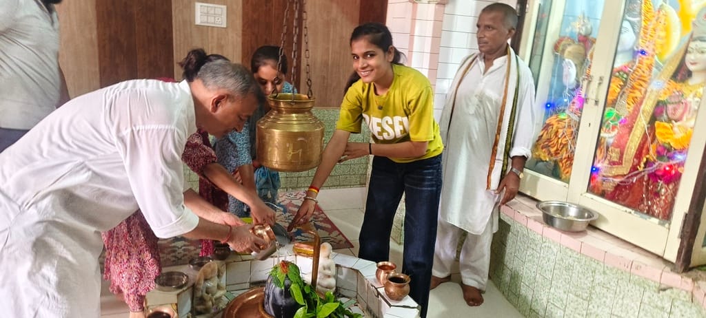 सावन के पहले सोमवार को राजौंद के शिव दुर्गा मंदिर में जलाभिषेक करते श्रद्धालु। सावन के पहले सोमवार को राजौंद के शिव दुर्गा मंदिर में जलाभिषेक करते श्रद्धालु।