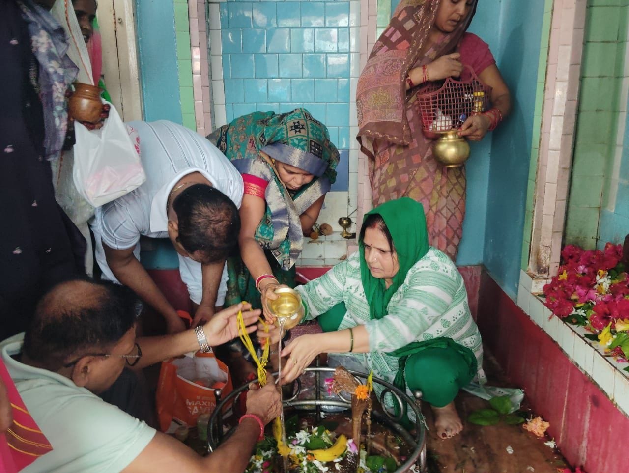 सावन के पहले सोमवार को सरेनी के शिवहोलेस्वर मंदिर में श्रद्धालुओं की जुटी भीड़।