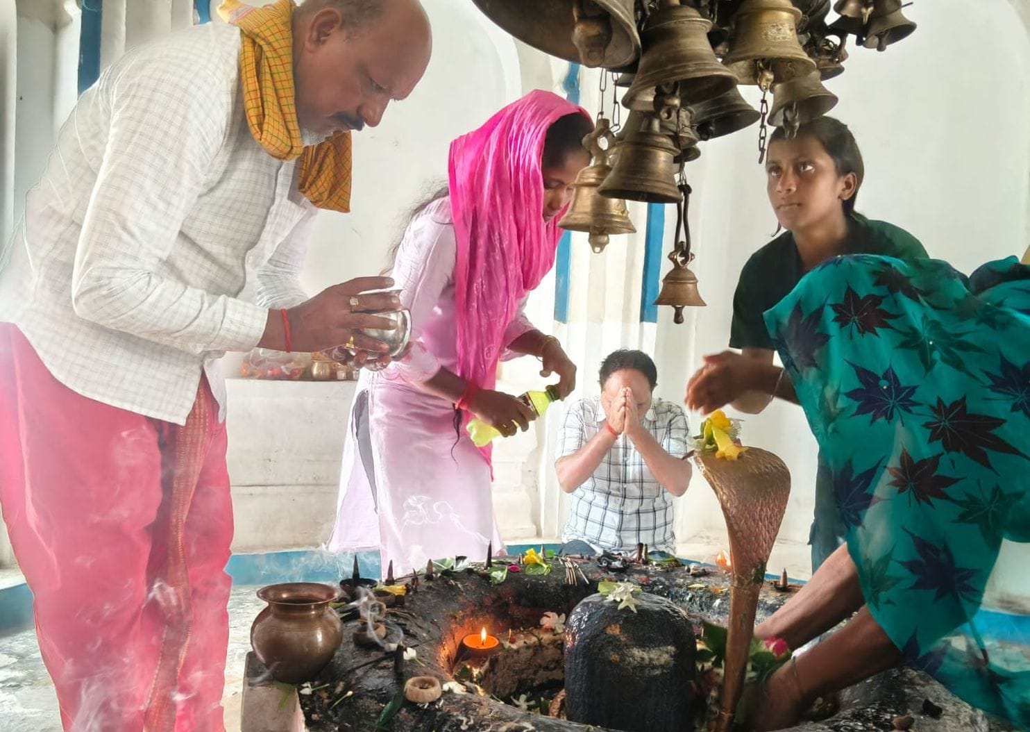 सावन के पहले सोमवार को सरेनी के शिवहोलेस्वर मंदिर में श्रद्धालुओं की जुटी भीड़।