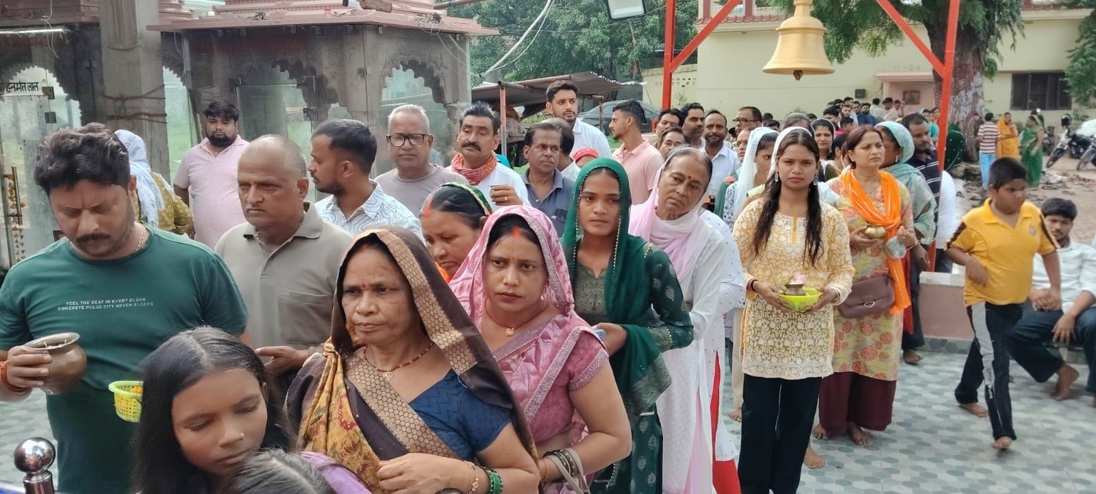 सावन के पहले सोमवार को सरेनी के शिवहोलेस्वर मंदिर में श्रद्धालुओं की जुटी भीड़।