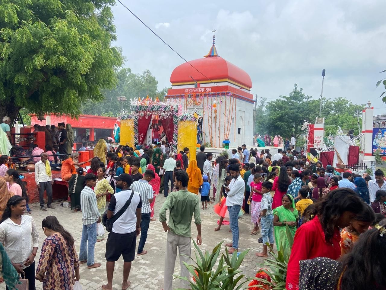 सावन के पहले सोमवार को सरेनी के शिवहोलेस्वर मंदिर में श्रद्धालुओं की जुटी भीड़।