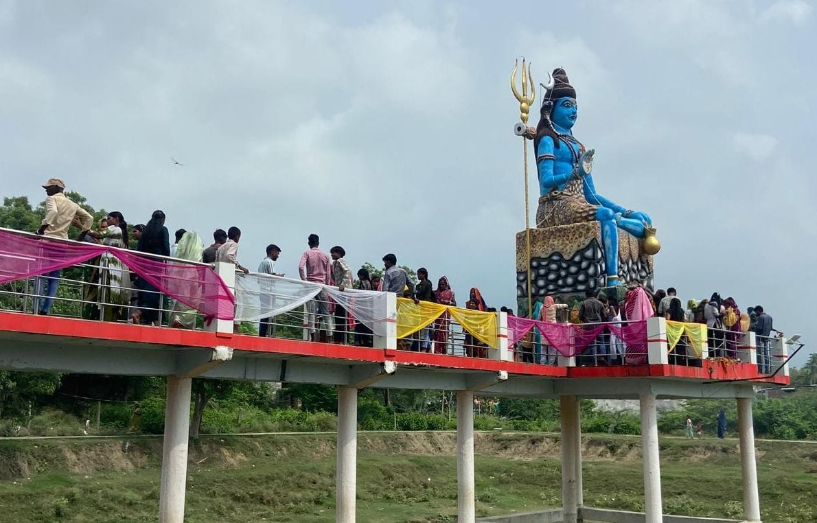 सावन के पहले सोमवार को सरेनी के शिवहोलेस्वर मंदिर में श्रद्धालुओं की जुटी भीड़।