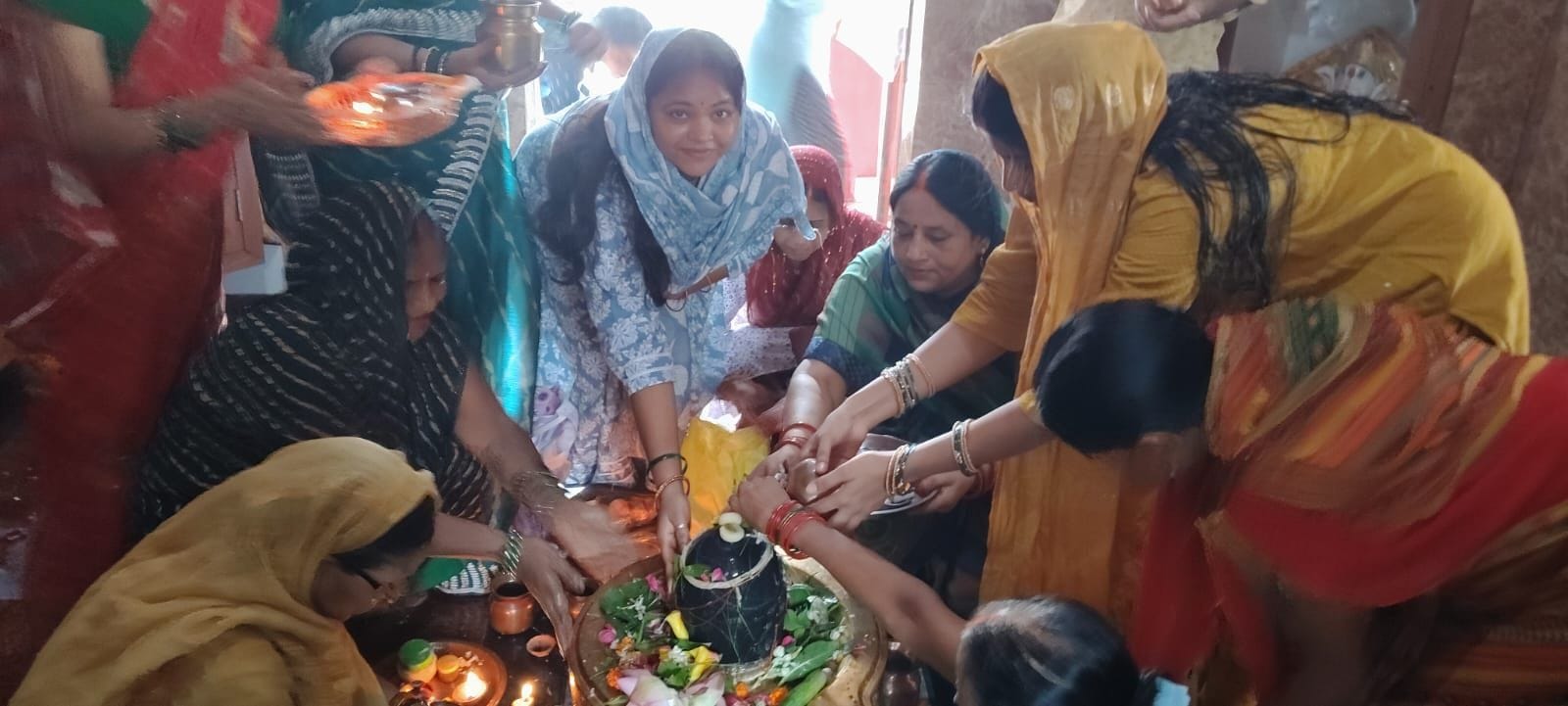 सावन के पहले सोमवार को सरेनी के शिवहोलेस्वर मंदिर में श्रद्धालुओं की जुटी भीड़।