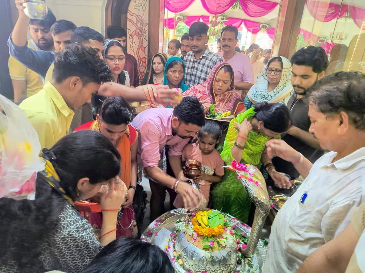 सावन के पहले सोमवार को विश्वनाथ मंदिर में घंटा बजातीं जलाभिषेक करने पहुंचीं युवतियां। संवाद सावन के पहले सोमवार को विश्वनाथ मंदिर में घंटा बजातीं जलाभिषेक करने पहुंचीं युवतियां। संवाद