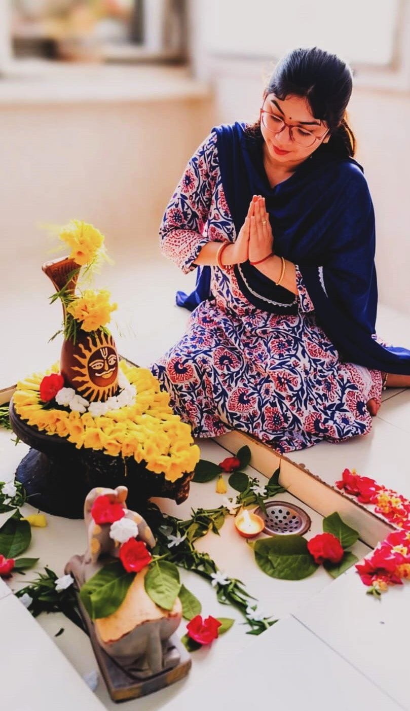 सावन के पहले सोमवार को विश्वनाथ मंदिर में घंटा बजातीं जलाभिषेक करने पहुंचीं युवतियां। संवाद सावन के पहले सोमवार को विश्वनाथ मंदिर में घंटा बजातीं जलाभिषेक करने पहुंचीं युवतियां। संवाद