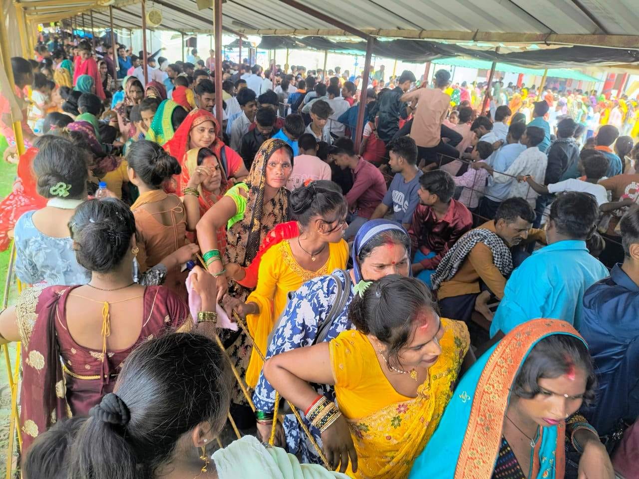 सावन के पहले सोमवार को विश्वनाथ मंदिर में घंटा बजातीं जलाभिषेक करने पहुंचीं युवतियां। संवाद सावन के पहले सोमवार को विश्वनाथ मंदिर में घंटा बजातीं जलाभिषेक करने पहुंचीं युवतियां। संवाद