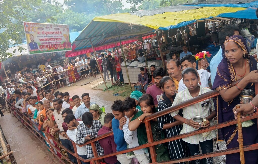 सावन के पहले सोमवार को विश्वनाथ मंदिर में घंटा बजातीं जलाभिषेक करने पहुंचीं युवतियां। संवाद सावन के पहले सोमवार को विश्वनाथ मंदिर में घंटा बजातीं जलाभिषेक करने पहुंचीं युवतियां। संवाद