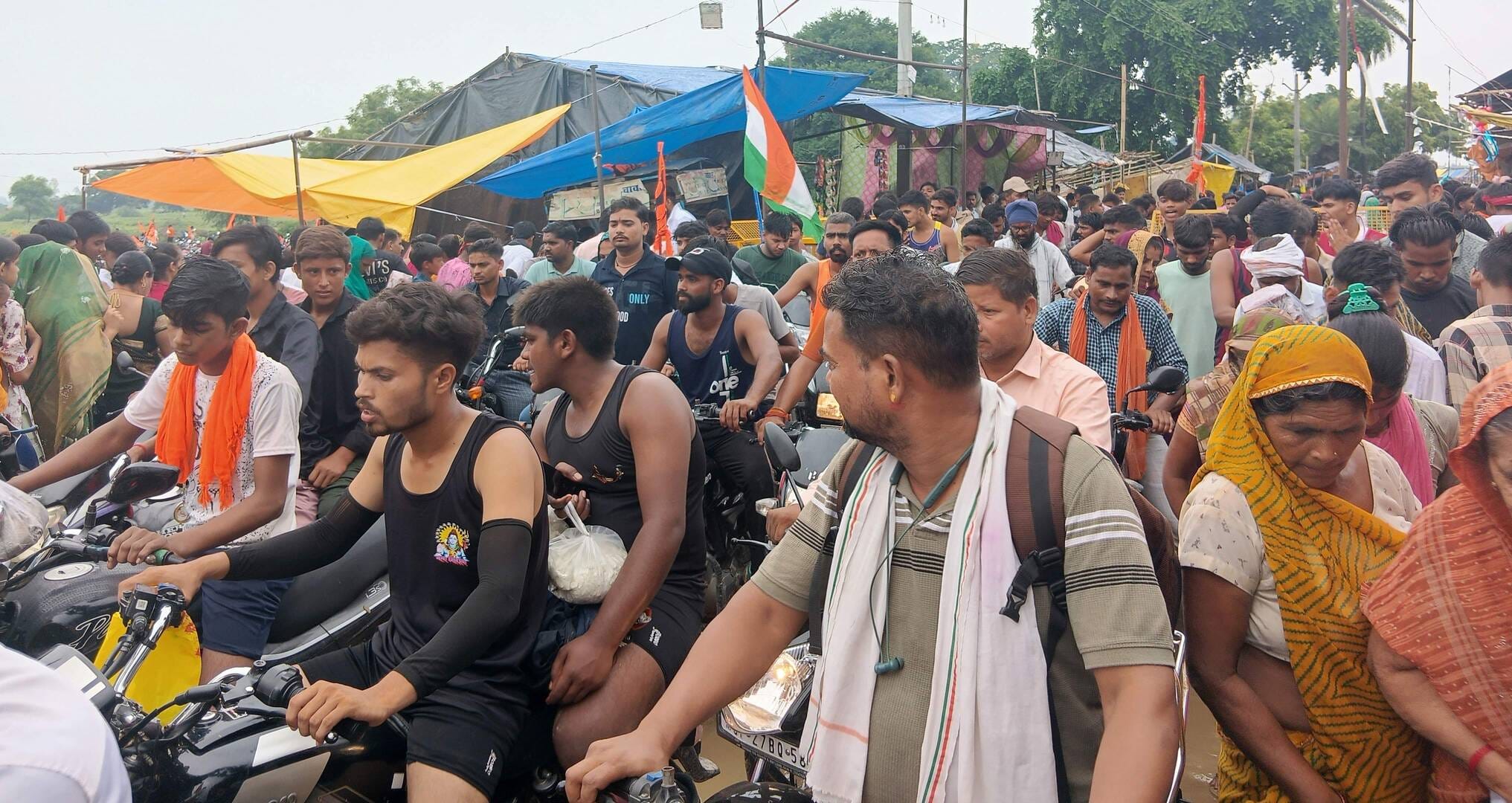 सावन के पहले सोमवार को विश्वनाथ मंदिर में घंटा बजातीं जलाभिषेक करने पहुंचीं युवतियां। संवाद सावन के पहले सोमवार को विश्वनाथ मंदिर में घंटा बजातीं जलाभिषेक करने पहुंचीं युवतियां। संवाद