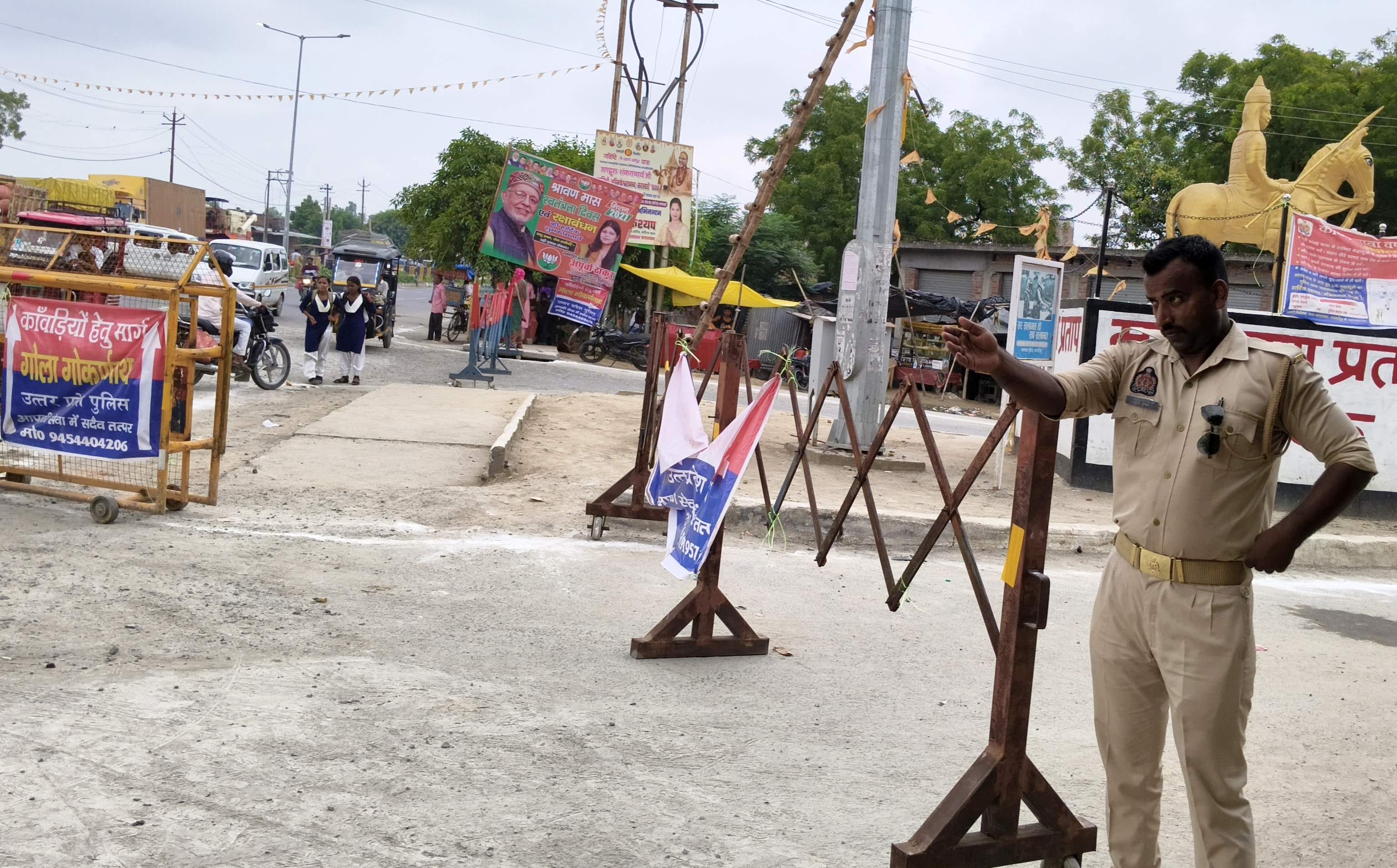 सावन के पहले सोमवार को विश्वनाथ मंदिर में घंटा बजातीं जलाभिषेक करने पहुंचीं युवतियां। संवाद सावन के पहले सोमवार को विश्वनाथ मंदिर में घंटा बजातीं जलाभिषेक करने पहुंचीं युवतियां। संवाद