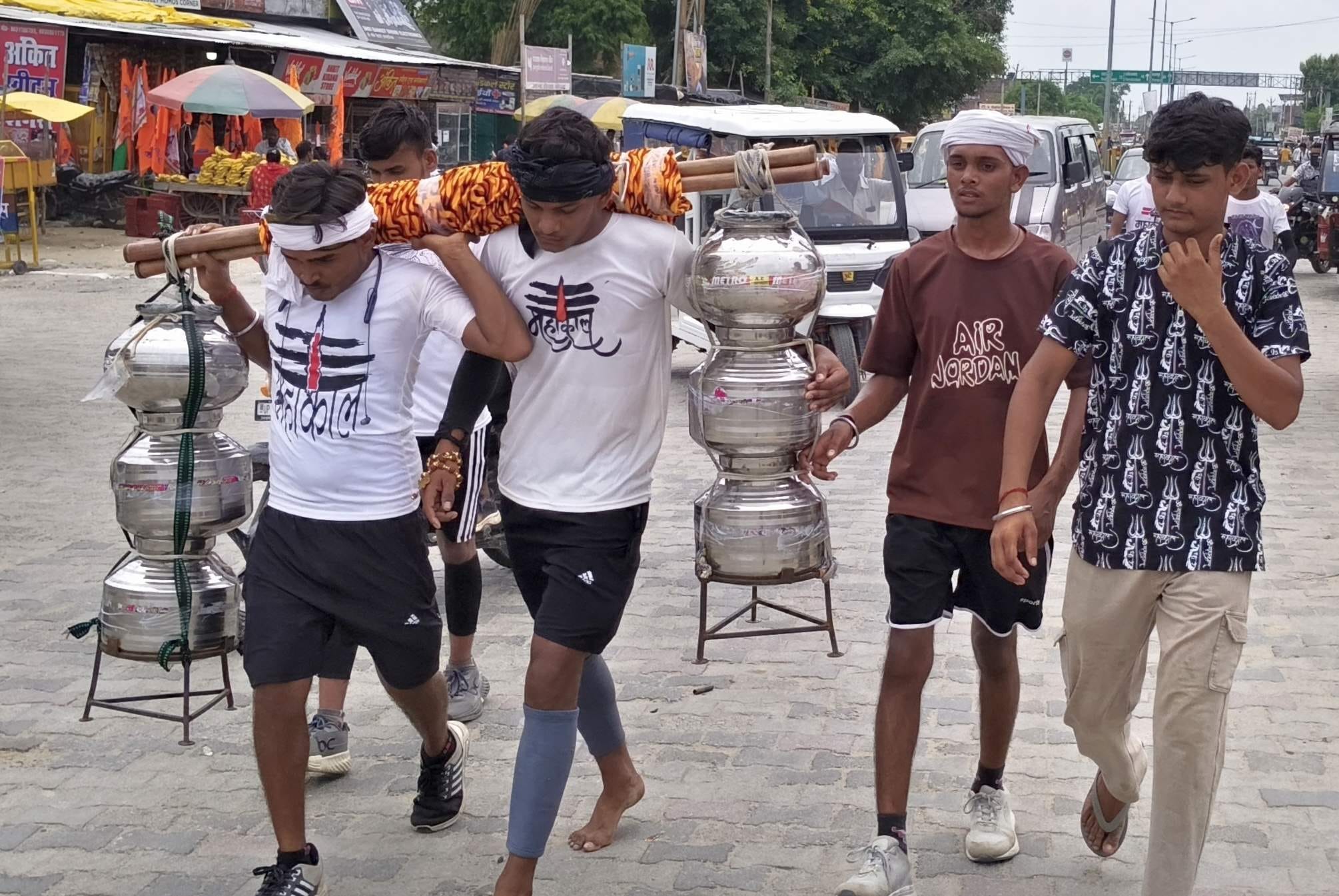 सावन के पहले सोमवार को विश्वनाथ मंदिर में घंटा बजातीं जलाभिषेक करने पहुंचीं युवतियां। संवाद सावन के पहले सोमवार को विश्वनाथ मंदिर में घंटा बजातीं जलाभिषेक करने पहुंचीं युवतियां। संवाद
