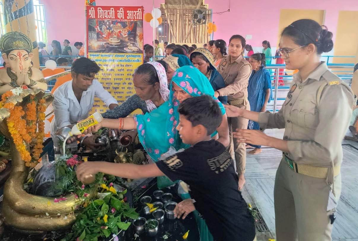 सावन के पहले सोमवार को विश्वनाथ मंदिर में घंटा बजातीं जलाभिषेक करने पहुंचीं युवतियां। संवाद सावन के पहले सोमवार को विश्वनाथ मंदिर में घंटा बजातीं जलाभिषेक करने पहुंचीं युवतियां। संवाद