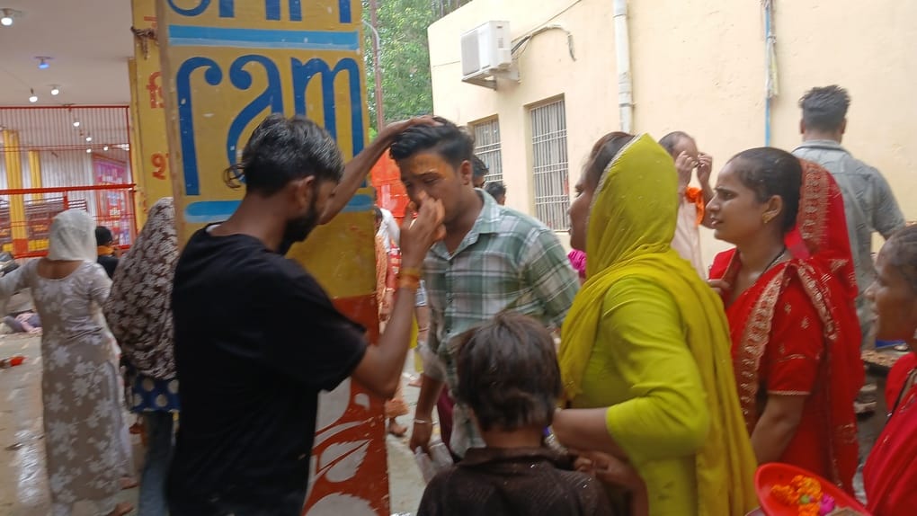सावन में आगरा के सिकंदरा स्थित कैलाश मंदिर में विशेष पूजा-अर्चना।