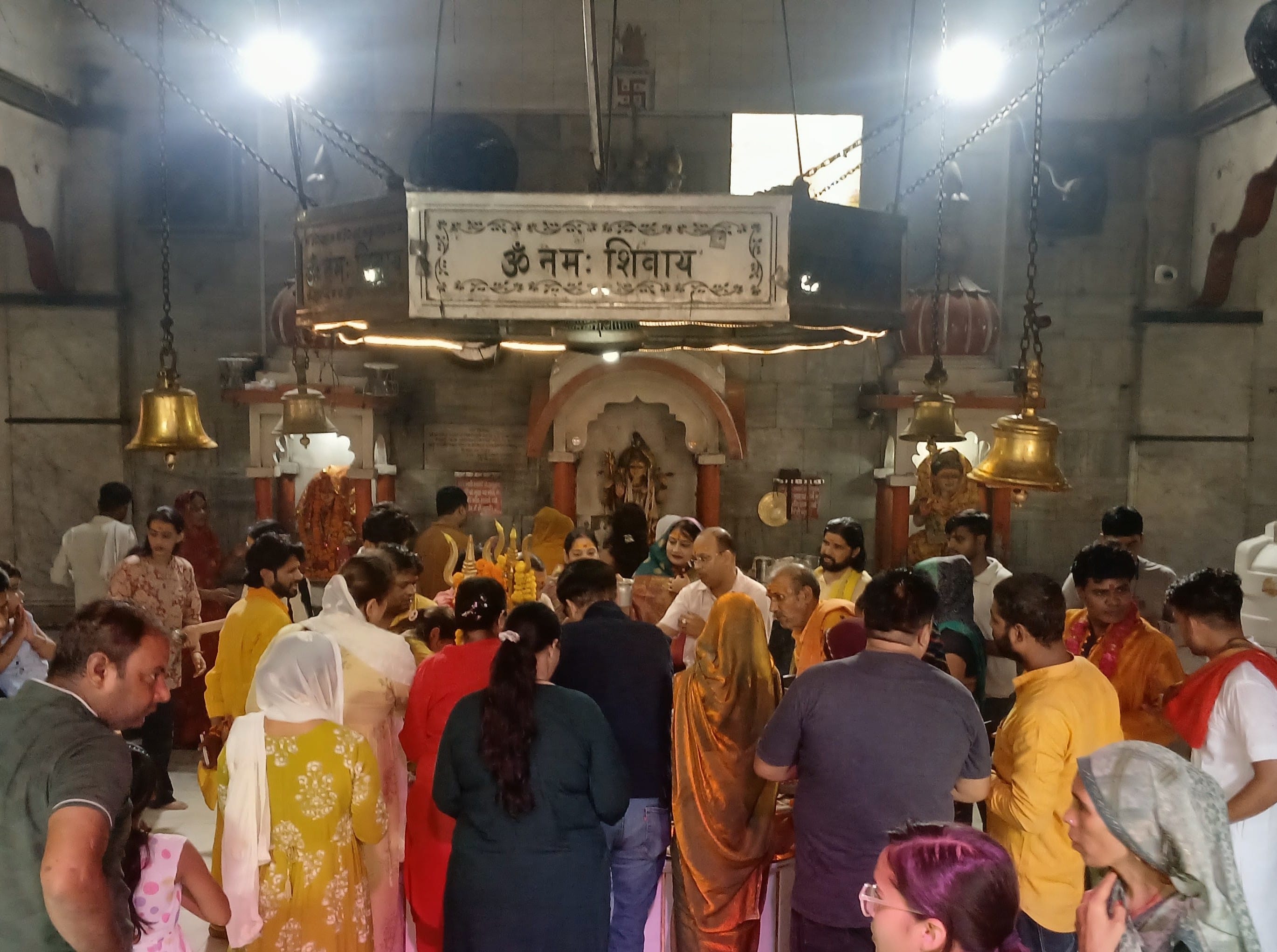 सावन में आगरा के सिकंदरा स्थित कैलाश मंदिर में विशेष पूजा-अर्चना।