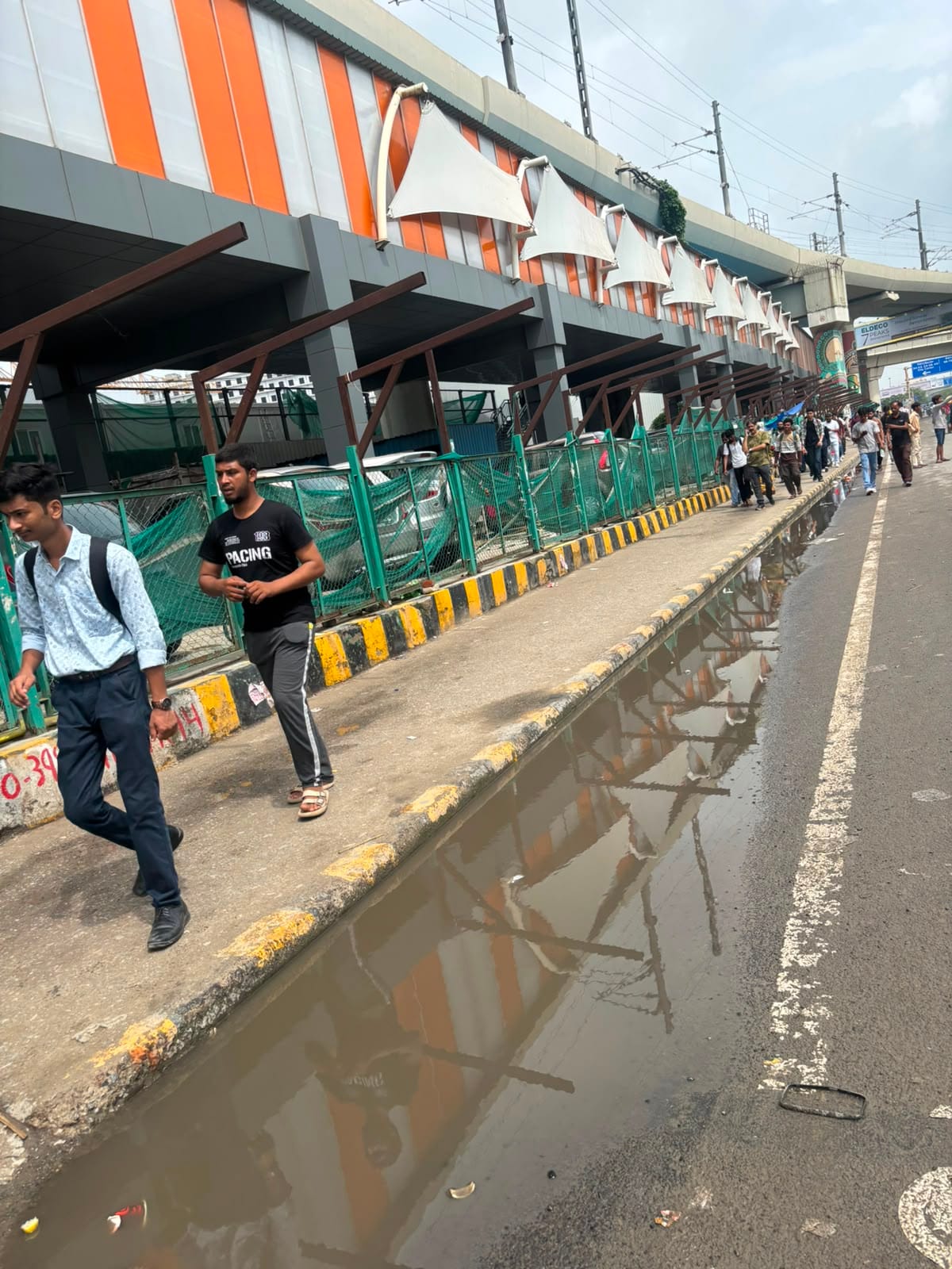 Sector 142 के सामने अंडर पास के नीचे  भरा पानी ।
