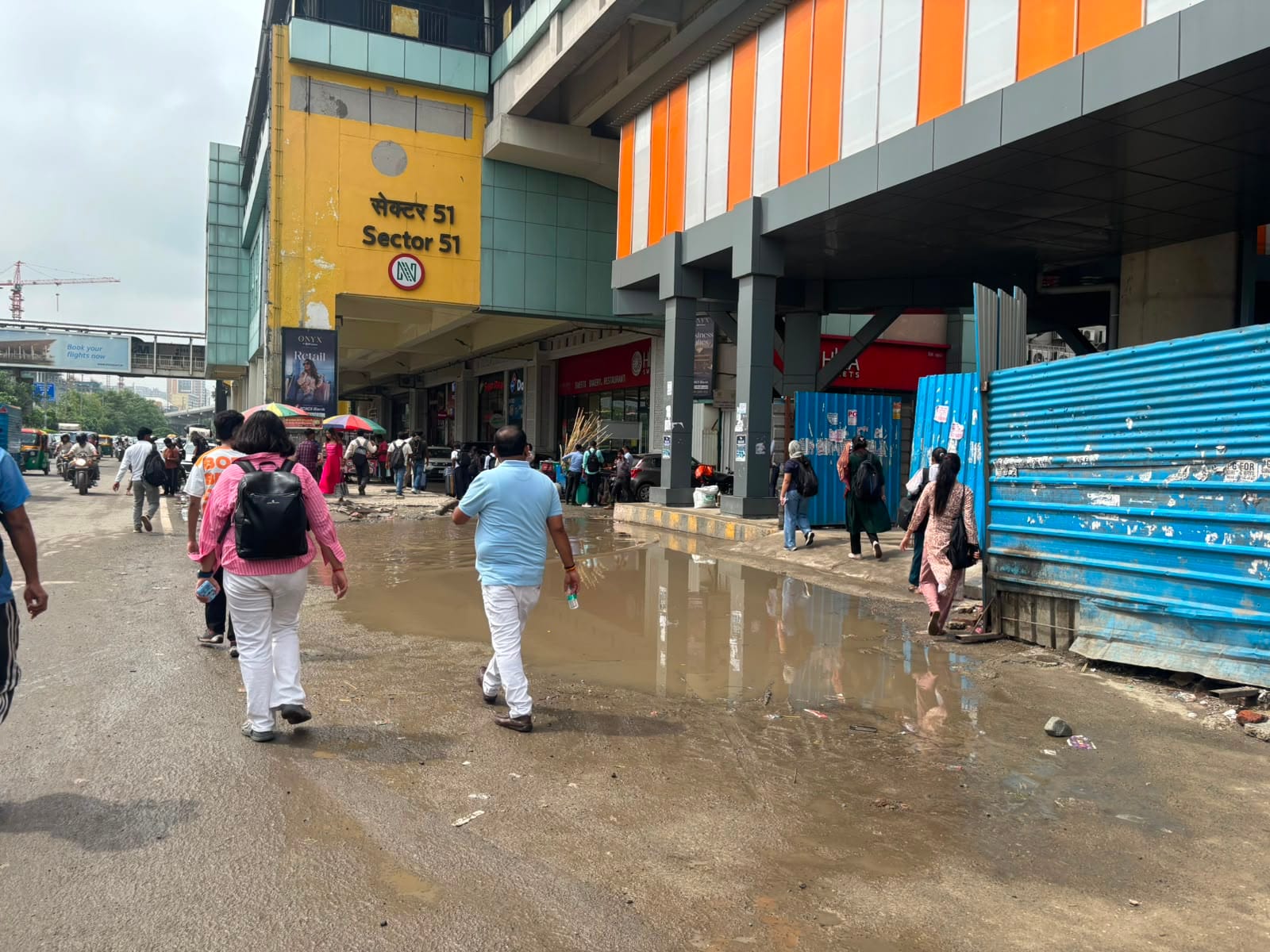 Sector 142 के सामने अंडर पास के नीचे  भरा पानी ।