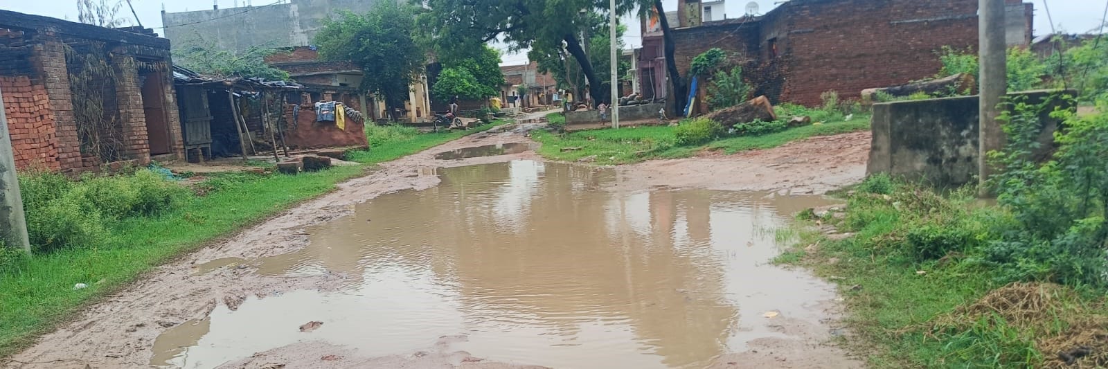 शहर के दिबियापुर रोड पर जलभराव के बीच निकलते वाहन। संवाद