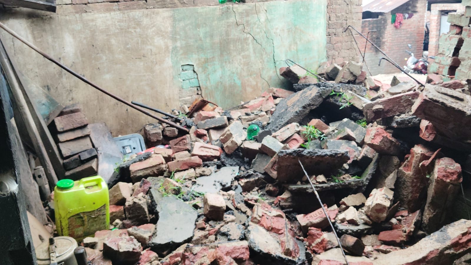 शहर के दिबियापुर रोड पर जलभराव के बीच निकलते वाहन। संवाद