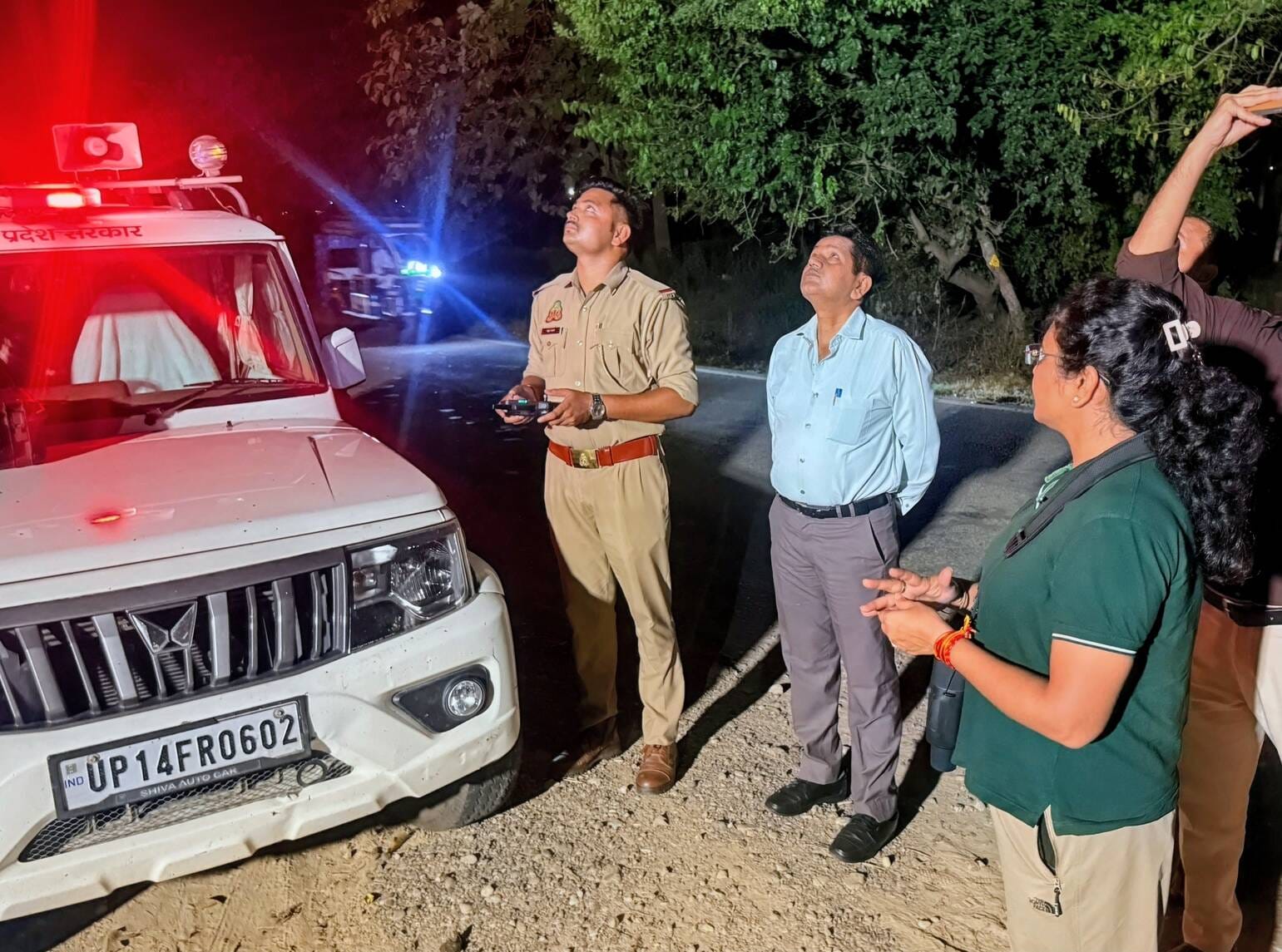 तेंदुए की तलाश में रात में कांबिग करते वन विभागकर्मी। (स्त्रोत वन विभाग) मवाना। तेंदुए की तलाश में रात में कांबिग करते वन विभागकर्मी। (स्त्रोत वन विभाग) मवाना।