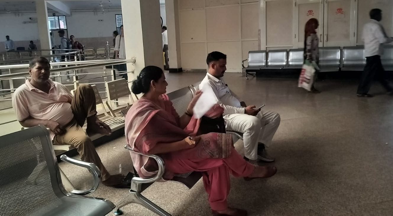 04जेएनडी20: नागरिक अस्पताल में बिजली जाने के बाद बाहर बैठकर जांच करते हुए चिकित्सक। संवाद 04जेएनडी20: नागरिक अस्पताल में बिजली जाने के बाद बाहर बैठकर जांच करते हुए चिकित्सक। संवाद