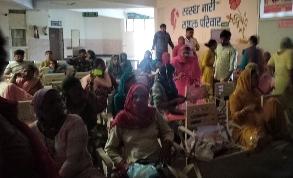 04जेएनडी20: नागरिक अस्पताल में बिजली जाने के बाद बाहर बैठकर जांच करते हुए चिकित्सक। संवाद 04जेएनडी20: नागरिक अस्पताल में बिजली जाने के बाद बाहर बैठकर जांच करते हुए चिकित्सक। संवाद