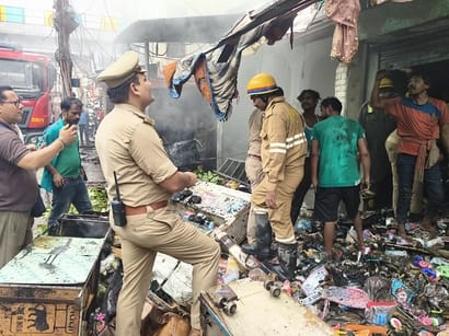 आग बुझाते दमकल कर्मी। आग बुझाते दमकल कर्मी।
