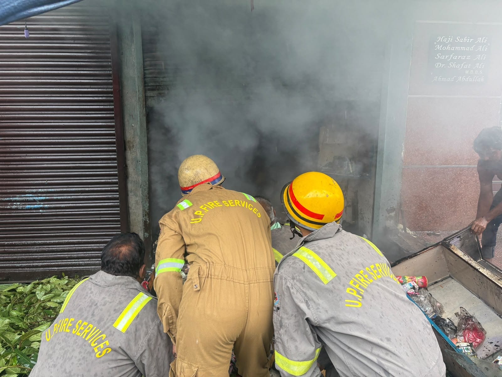 आग बुझाते दमकल कर्मी। आग बुझाते दमकल कर्मी।