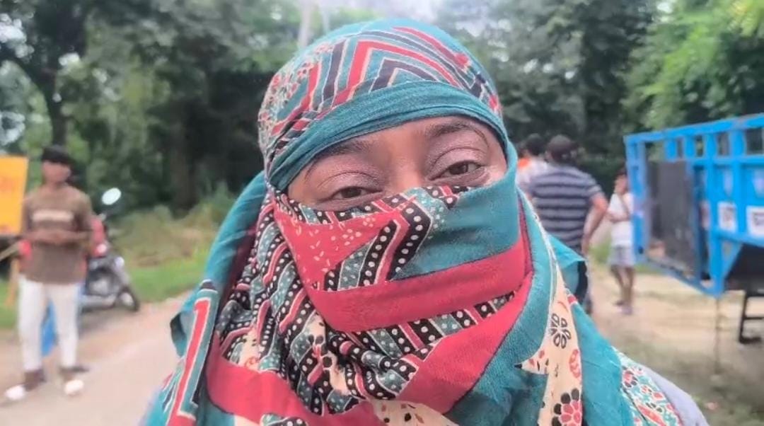 आरोपी अनुज त्रिवेदी की फाइल फोटो व गांव पहुंची पीड़ित महिलाएं। संवाद
