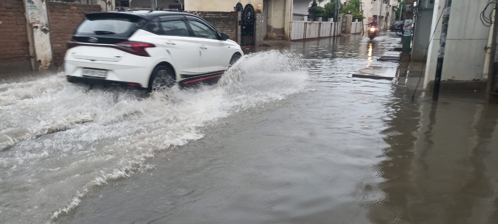 अंबाला में मंगलवार सुबह हो रही तेज बरसात के दौरान छाया अंधेरा और सड़क पर हुए जलभराव के बीच अपने अंबाला में मंगलवार सुबह हो रही तेज बरसात के दौरान छाया अंधेरा और सड़क पर हुए जलभराव के बीच अपने