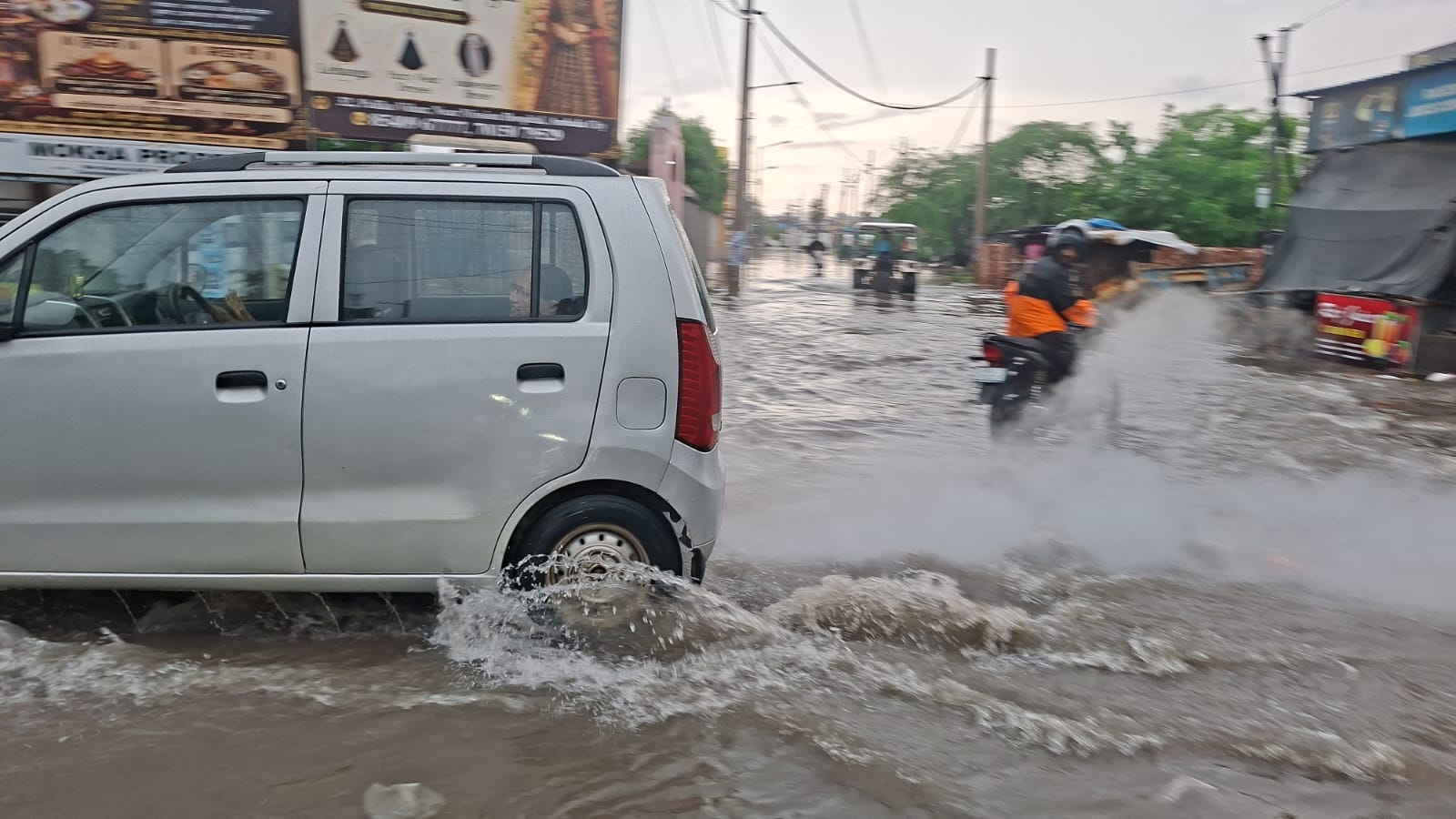 अंबाला में मंगलवार सुबह हो रही तेज बरसात के दौरान छाया अंधेरा और सड़क पर हुए जलभराव के बीच अपने अंबाला में मंगलवार सुबह हो रही तेज बरसात के दौरान छाया अंधेरा और सड़क पर हुए जलभराव के बीच अपने