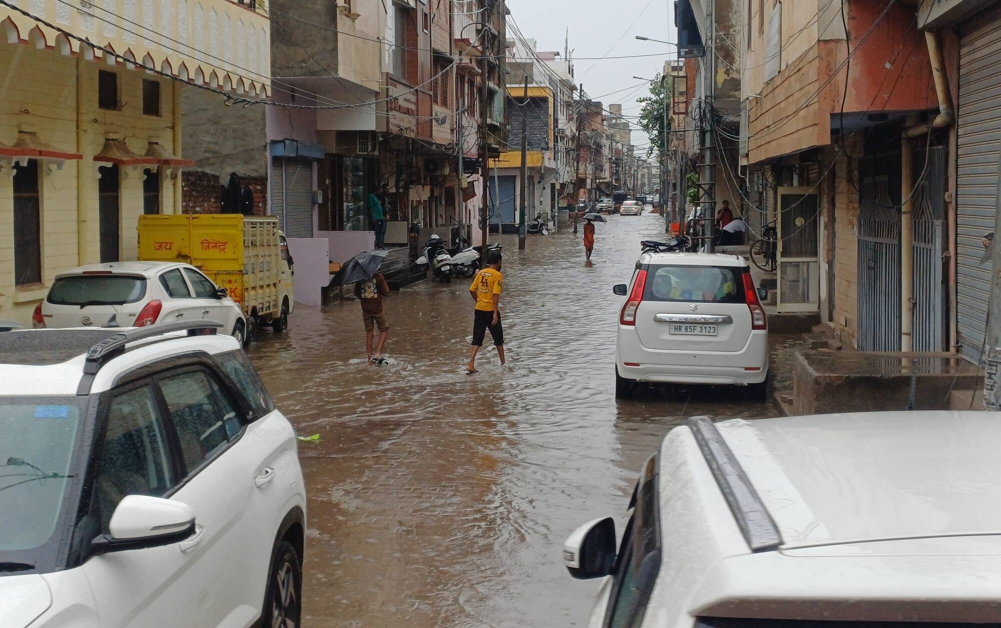 अंबाला में मंगलवार सुबह हो रही तेज बरसात के दौरान छाया अंधेरा और सड़क पर हुए जलभराव के बीच अपने अंबाला में मंगलवार सुबह हो रही तेज बरसात के दौरान छाया अंधेरा और सड़क पर हुए जलभराव के बीच अपने