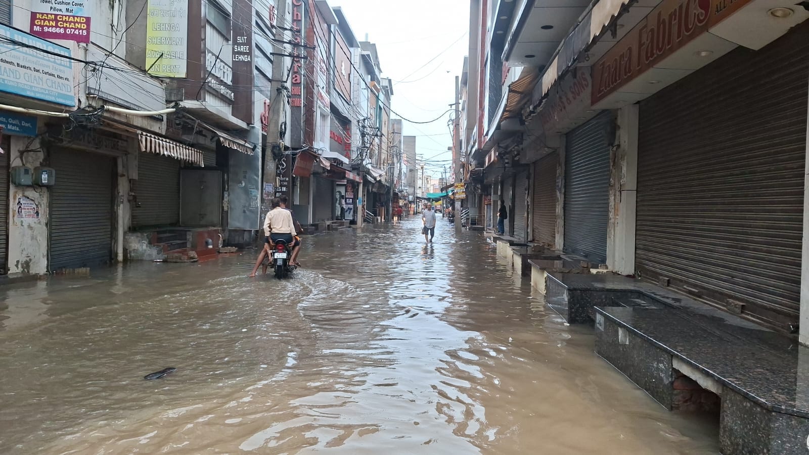 अंबाला में मंगलवार सुबह हो रही तेज बरसात के दौरान छाया अंधेरा और सड़क पर हुए जलभराव के बीच अपने अंबाला में मंगलवार सुबह हो रही तेज बरसात के दौरान छाया अंधेरा और सड़क पर हुए जलभराव के बीच अपने