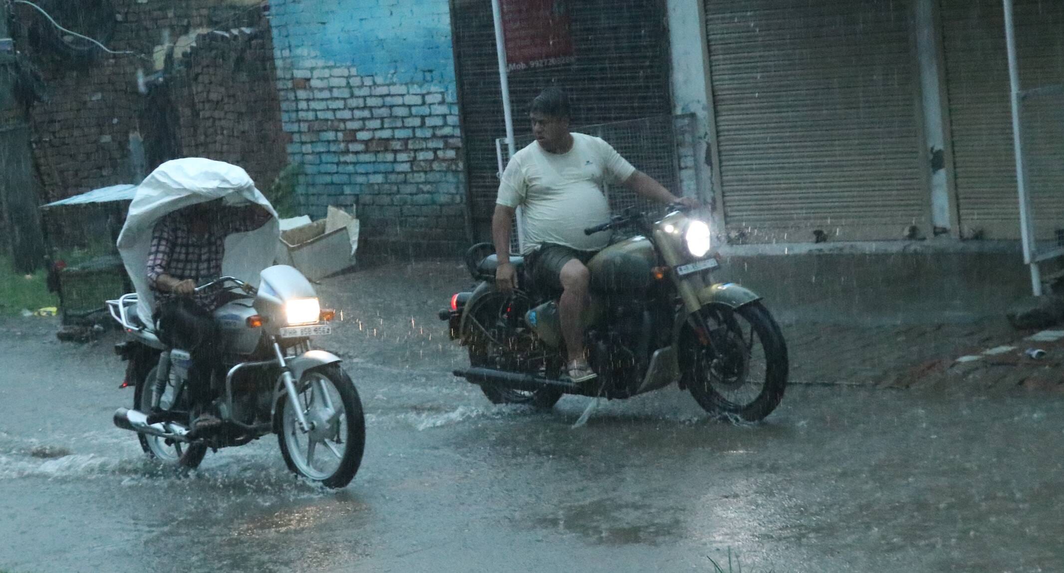 अंबाला में मंगलवार सुबह हो रही तेज बरसात के दौरान छाया अंधेरा और सड़क पर हुए जलभराव के बीच अपने अंबाला में मंगलवार सुबह हो रही तेज बरसात के दौरान छाया अंधेरा और सड़क पर हुए जलभराव के बीच अपने