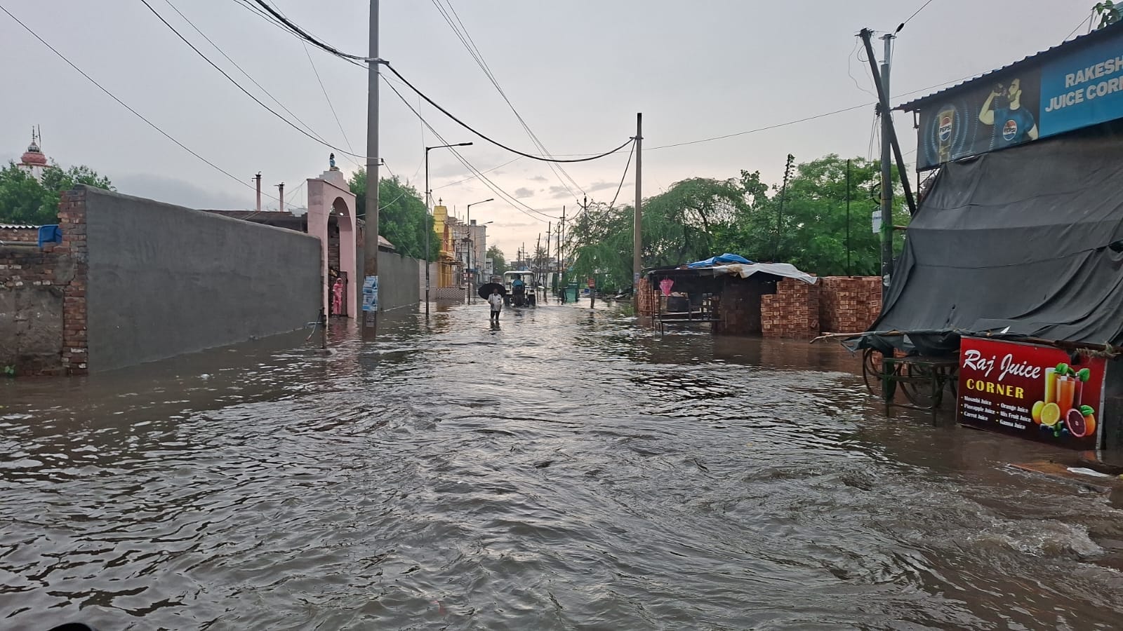 अंबाला में मंगलवार सुबह हो रही तेज बरसात के दौरान छाया अंधेरा और सड़क पर हुए जलभराव के बीच अपने अंबाला में मंगलवार सुबह हो रही तेज बरसात के दौरान छाया अंधेरा और सड़क पर हुए जलभराव के बीच अपने