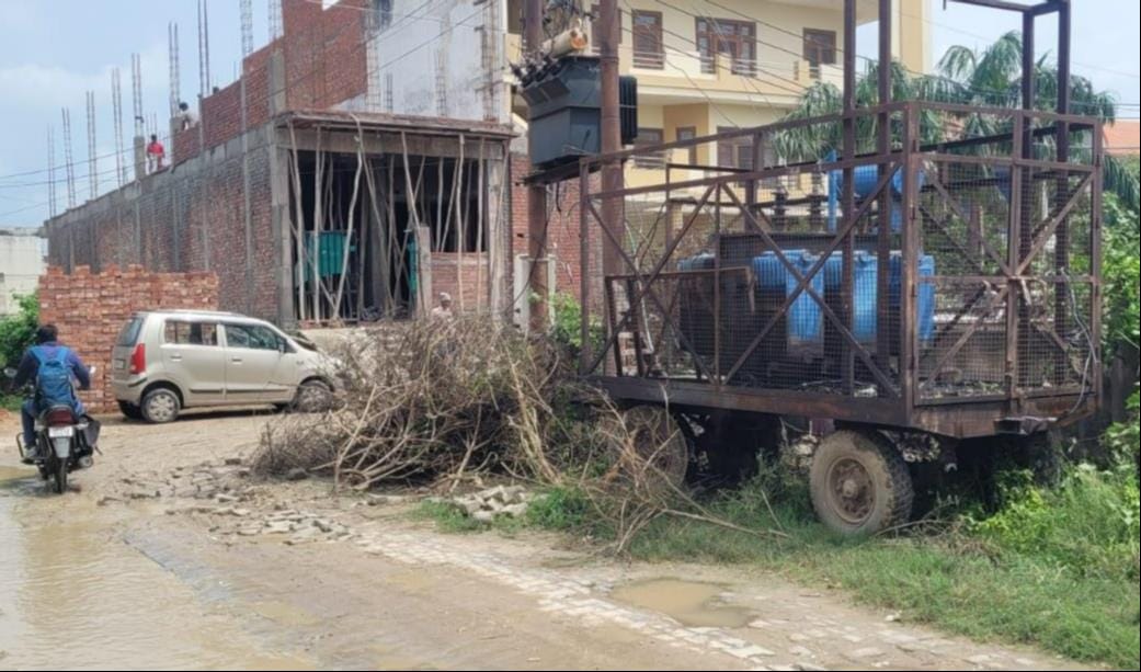 अलीगंज के राधा कृष्ण मोहल्ले में खुले में रखा मोबाइल ट्रांसफॉर्मर। संवाद अलीगंज के राधा कृष्ण मोहल्ले में खुले में रखा मोबाइल ट्रांसफॉर्मर। संवाद