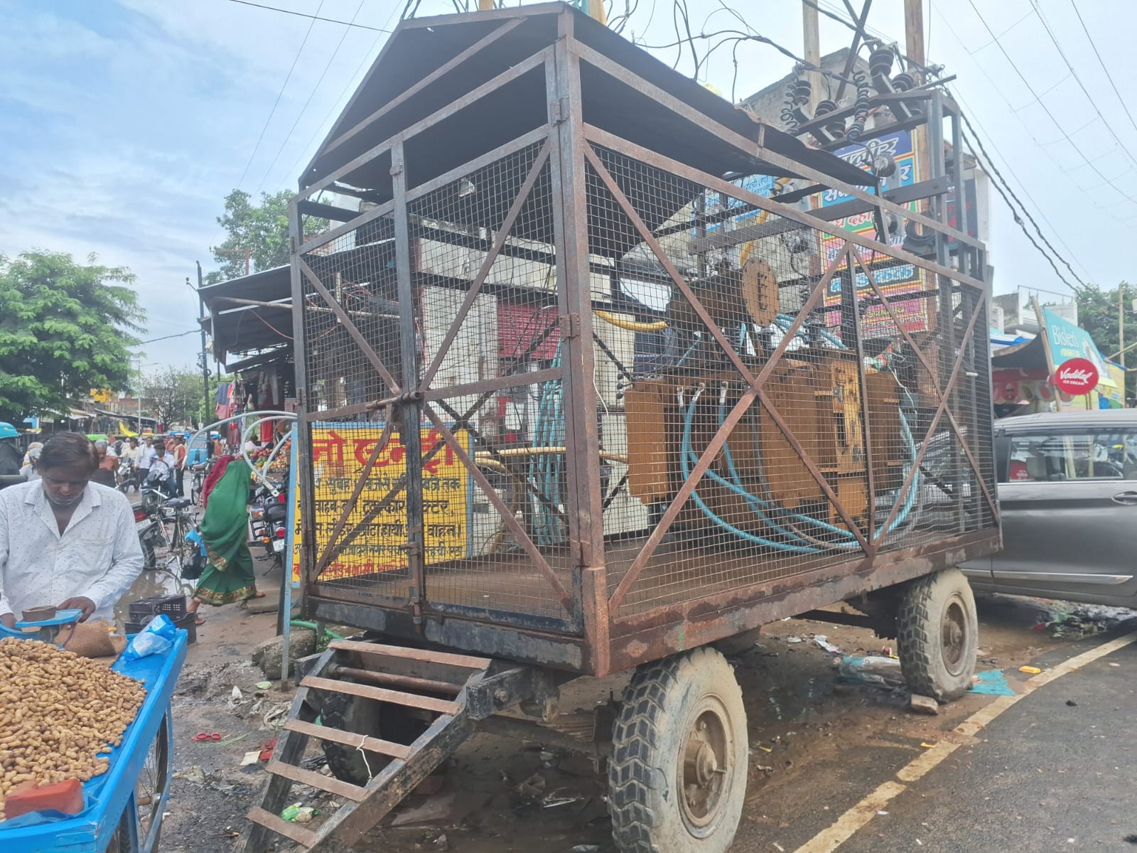 अलीगंज के राधा कृष्ण मोहल्ले में खुले में रखा मोबाइल ट्रांसफॉर्मर। संवाद अलीगंज के राधा कृष्ण मोहल्ले में खुले में रखा मोबाइल ट्रांसफॉर्मर। संवाद