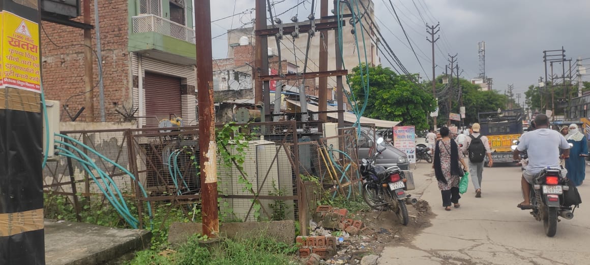 अलीगंज के राधा कृष्ण मोहल्ले में खुले में रखा मोबाइल ट्रांसफॉर्मर। संवाद अलीगंज के राधा कृष्ण मोहल्ले में खुले में रखा मोबाइल ट्रांसफॉर्मर। संवाद