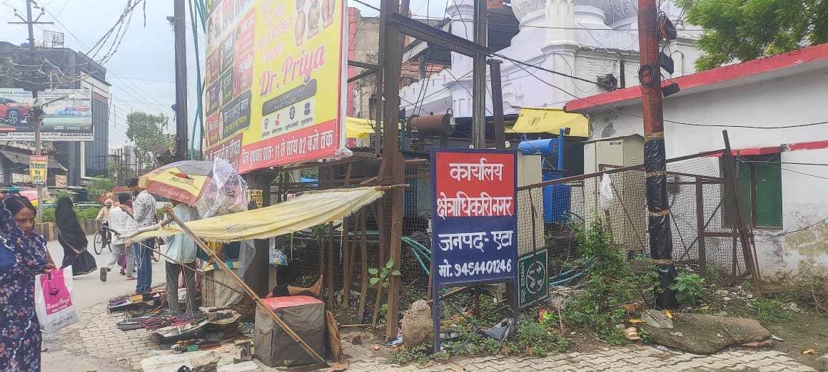 अलीगंज के राधा कृष्ण मोहल्ले में खुले में रखा मोबाइल ट्रांसफॉर्मर। संवाद अलीगंज के राधा कृष्ण मोहल्ले में खुले में रखा मोबाइल ट्रांसफॉर्मर। संवाद