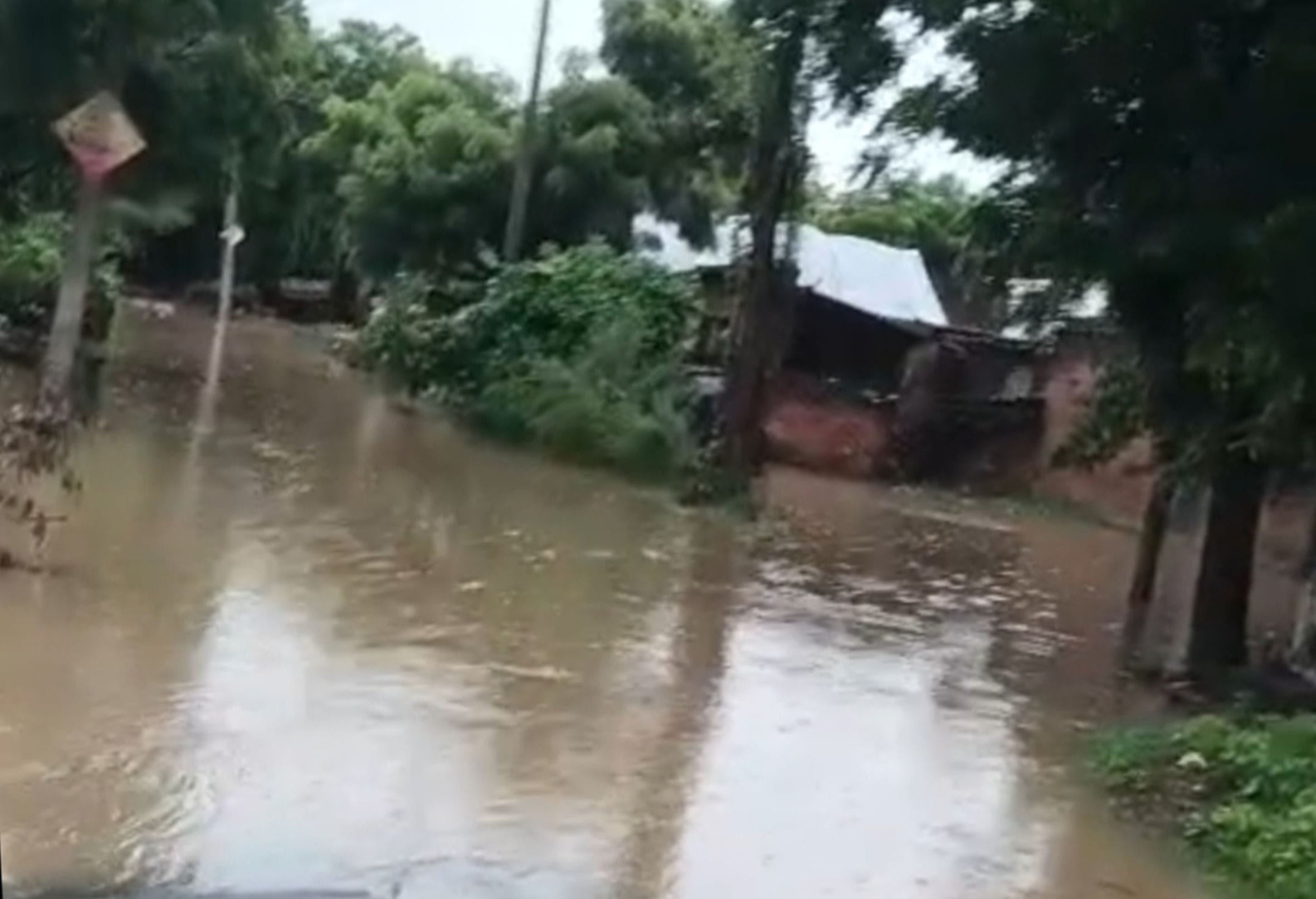 बछरावां सीएचसी परिसर में बारिश से हुआ जलभराव। बछरावां सीएचसी परिसर में बारिश से हुआ जलभराव।