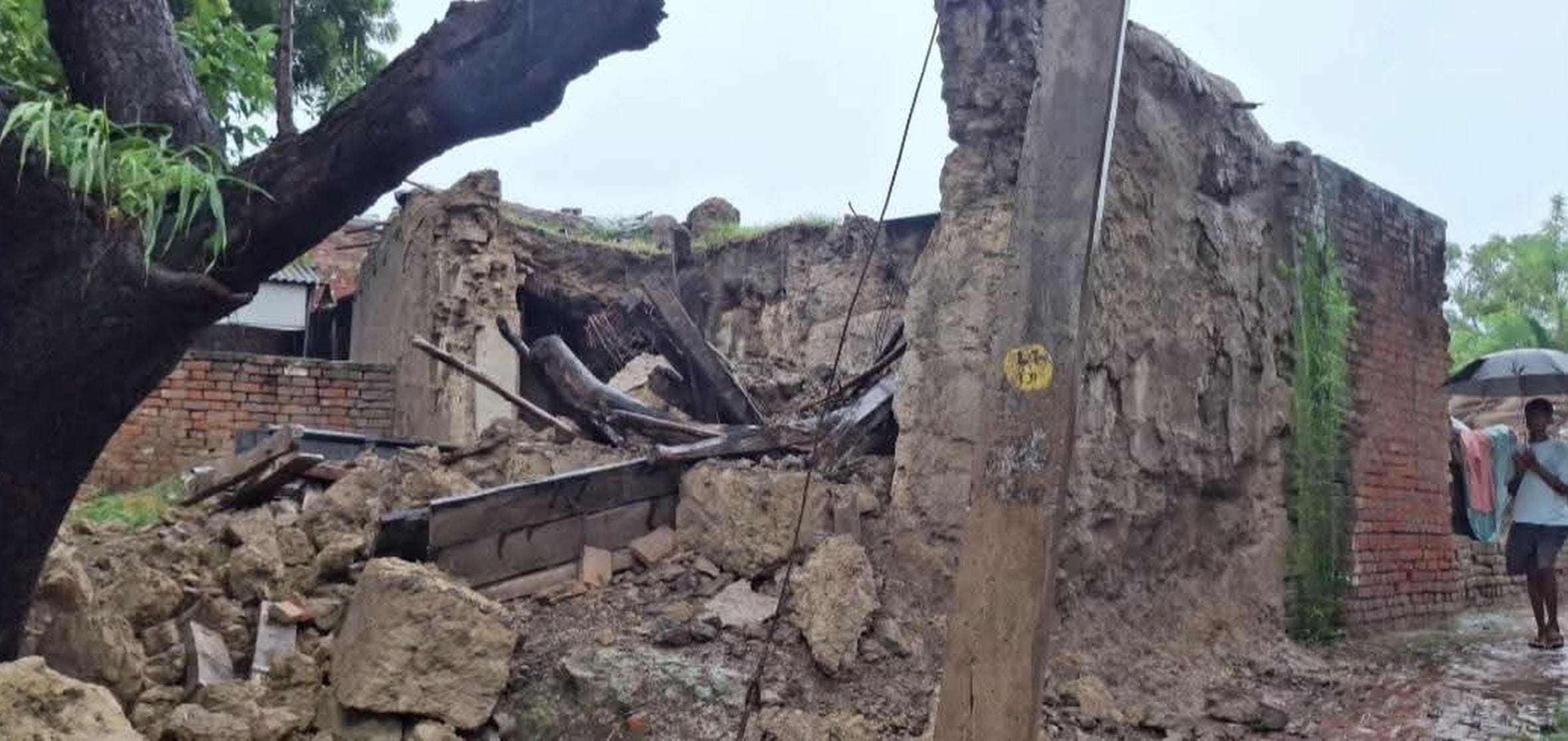 बछरावां सीएचसी परिसर में बारिश से हुआ जलभराव। बछरावां सीएचसी परिसर में बारिश से हुआ जलभराव।