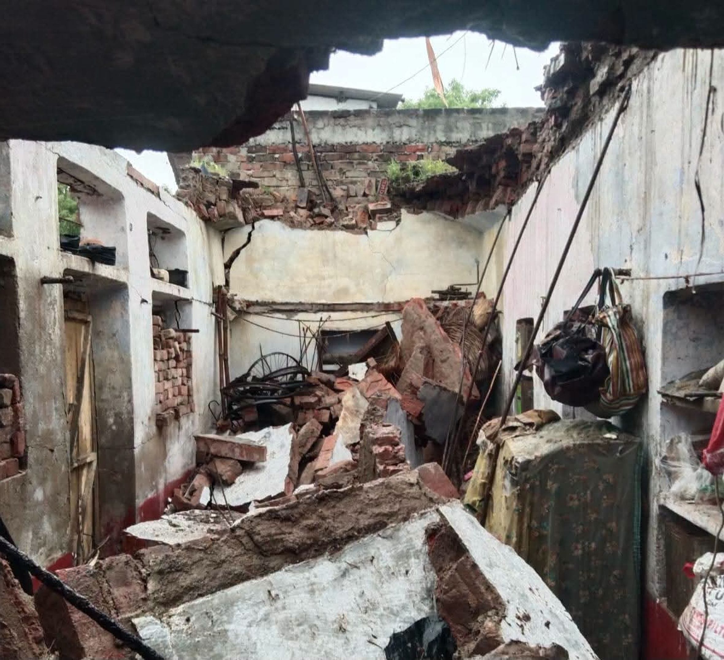 बछरावां सीएचसी परिसर में बारिश से हुआ जलभराव। बछरावां सीएचसी परिसर में बारिश से हुआ जलभराव।