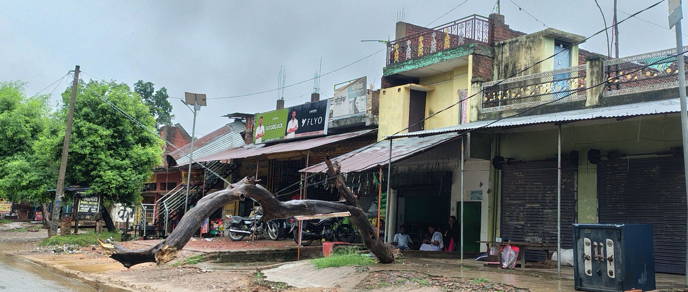 बछरावां सीएचसी परिसर में बारिश से हुआ जलभराव। बछरावां सीएचसी परिसर में बारिश से हुआ जलभराव।