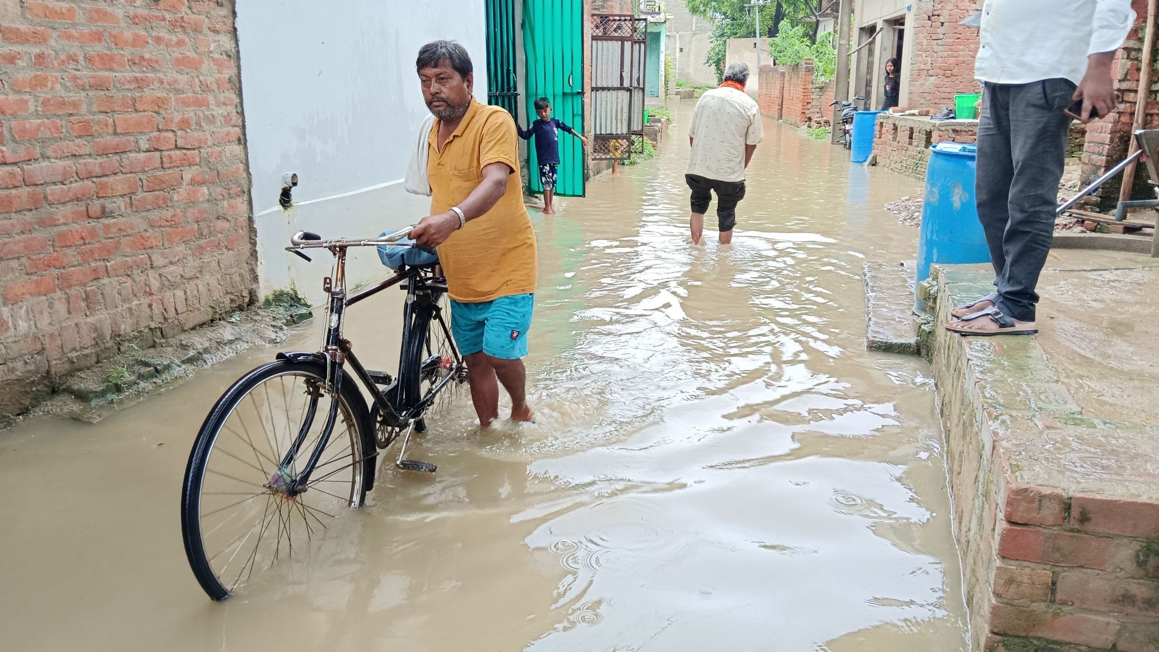 बछरावां सीएचसी परिसर में बारिश से हुआ जलभराव। बछरावां सीएचसी परिसर में बारिश से हुआ जलभराव।